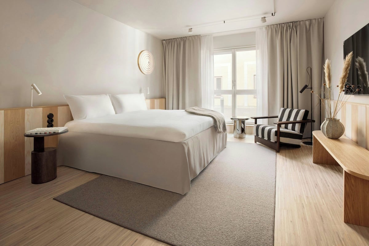 Club suite, 1 kingsize bed, uitzicht op binnenplaats | Een minibar, een kluis op de kamer, een bureau, verduisterende gordijnen