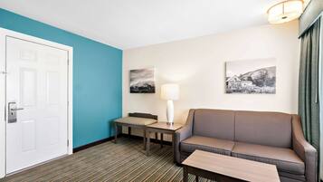 Camera Standard, letti multipli, non fumatori, frigorifero e microonde (Larger Room) | Una scrivania, tende oscuranti, ferro/asse da stiro