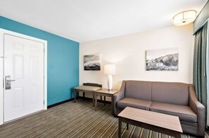 Habitación estándar, varias camas, no fumadores, frigorífico y microondas (Larger Room) | Escritorio, cortinas opacas, tabla de planchar con plancha