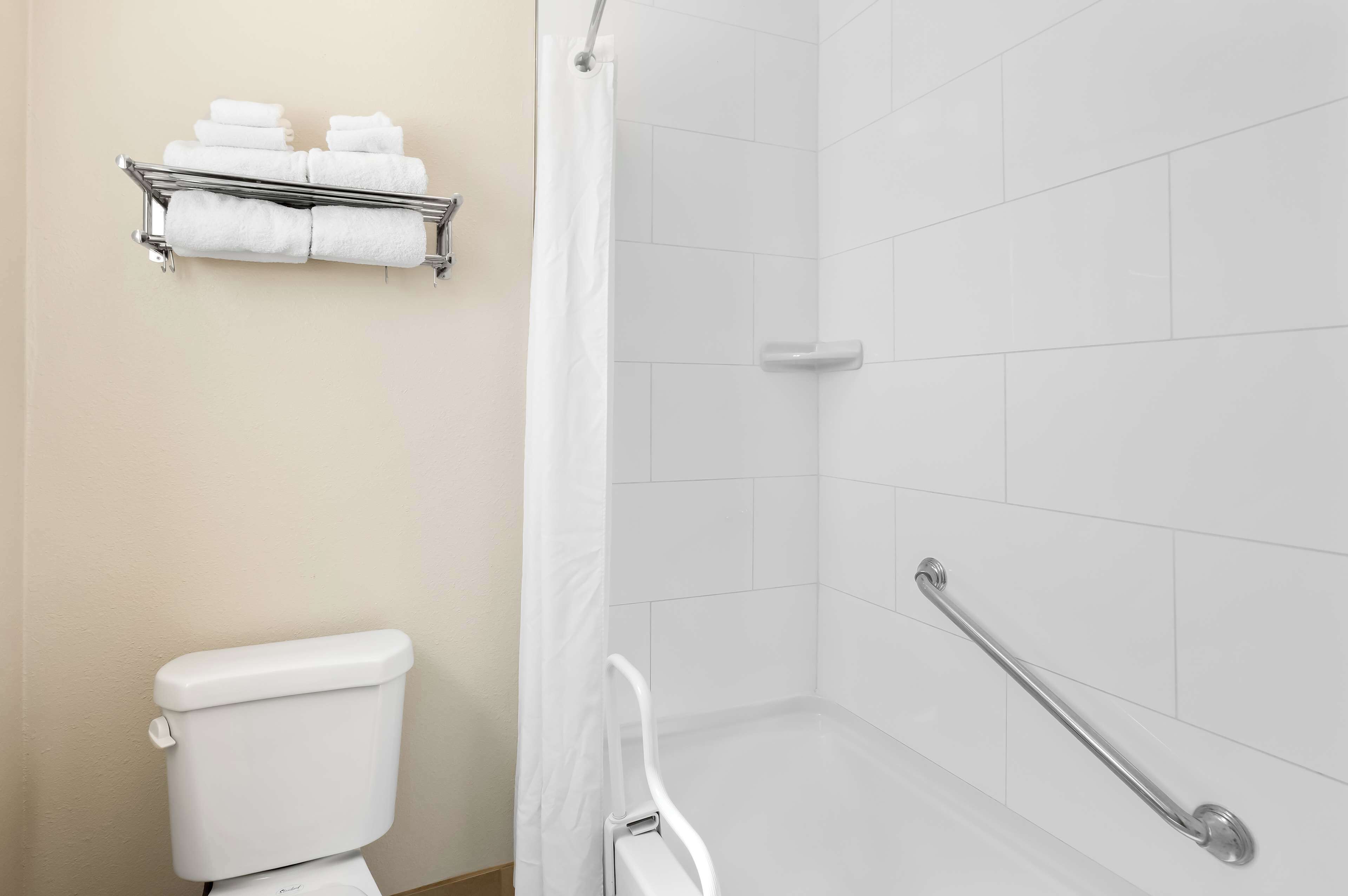 combined shower/bathtub, hair dryer, towels