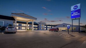 A Best Western hotel with a gas station, multiple parking spaces, and a clear sky. - Best Western Paradise Inn Of Nephi (Nephi)