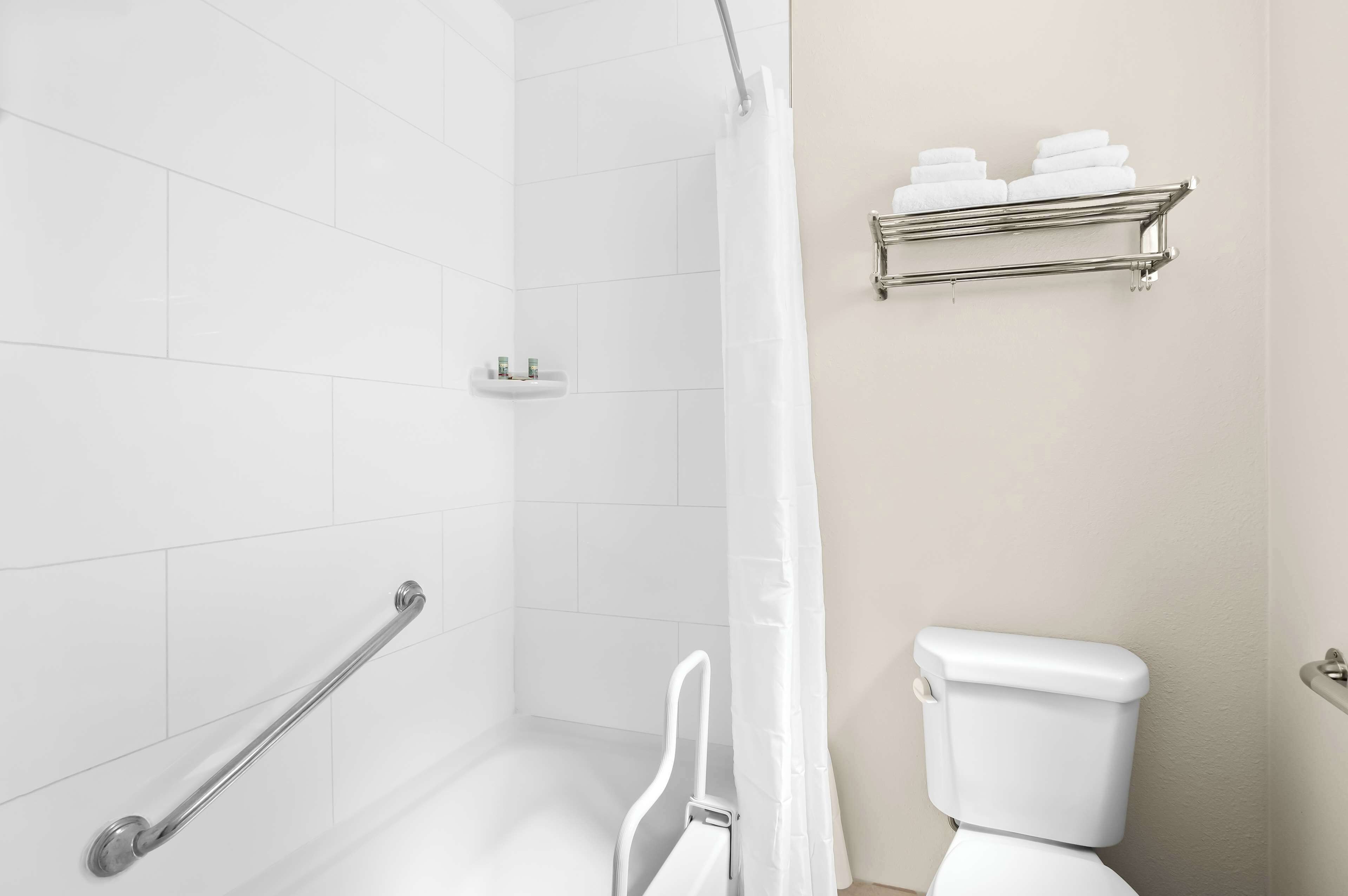 combined shower/bathtub, hair dryer, towels