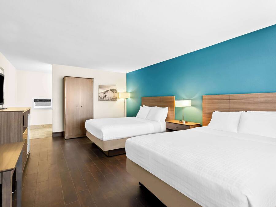 Quarto standard, 2 camas Queen, para não fumantes, geladeira e micro-ondas (Pet Friendly) | Escrivaninha, cortinas blackout, ferros/tábuas de passar roupa