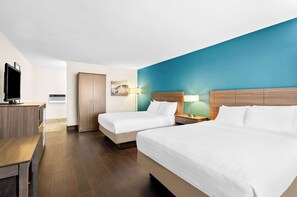 Quarto standard, 2 camas Queen, para não fumantes, geladeira e micro-ondas (Pet Friendly) | Escrivaninha, cortinas blackout, ferros/tábuas de passar roupa