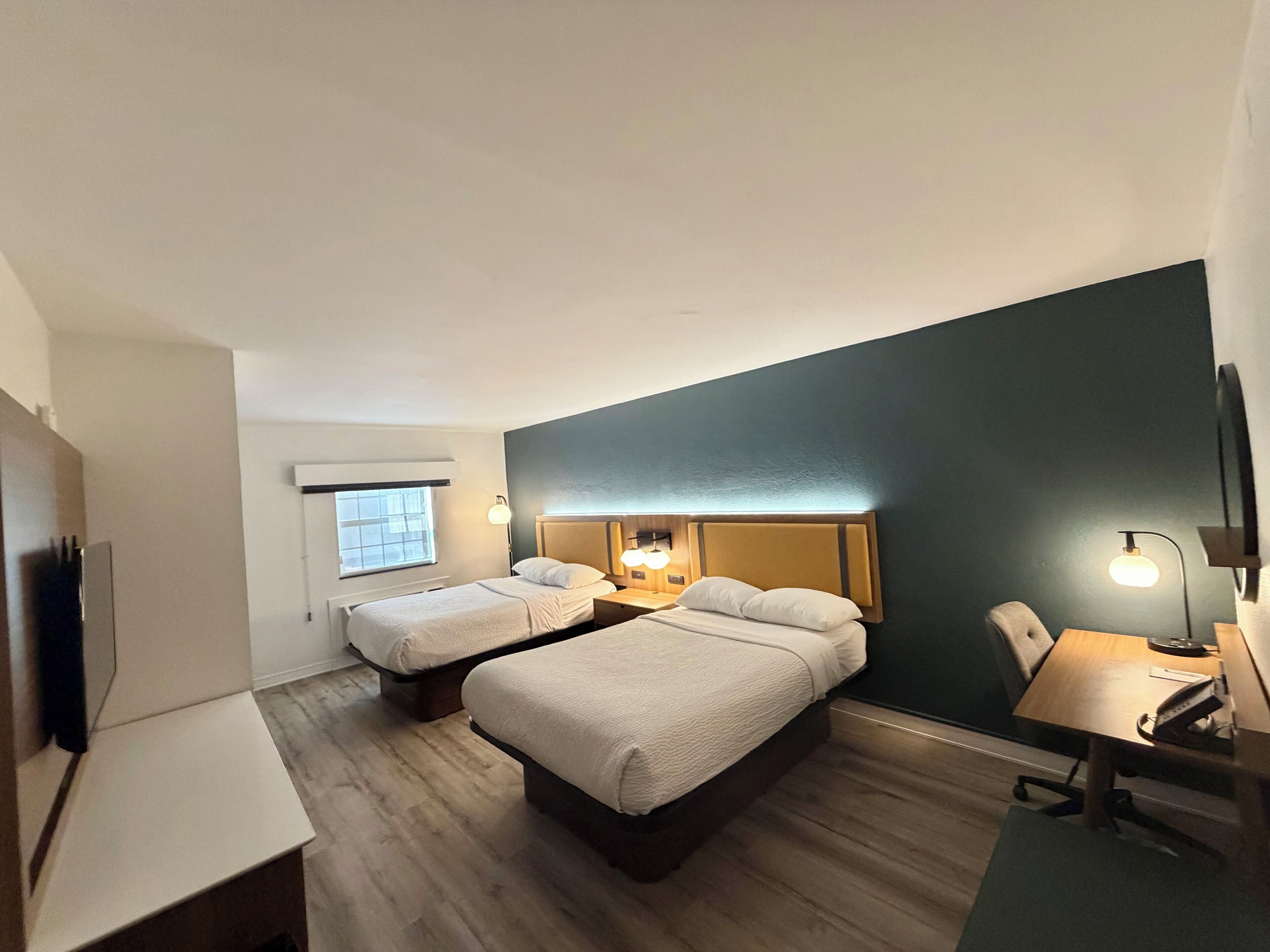 Rom – deluxe, 2 dobbeltsenger, ikke-røyk (Modern) | Sengetøy av topp kvalitet, skrivebord og blendingsgardiner