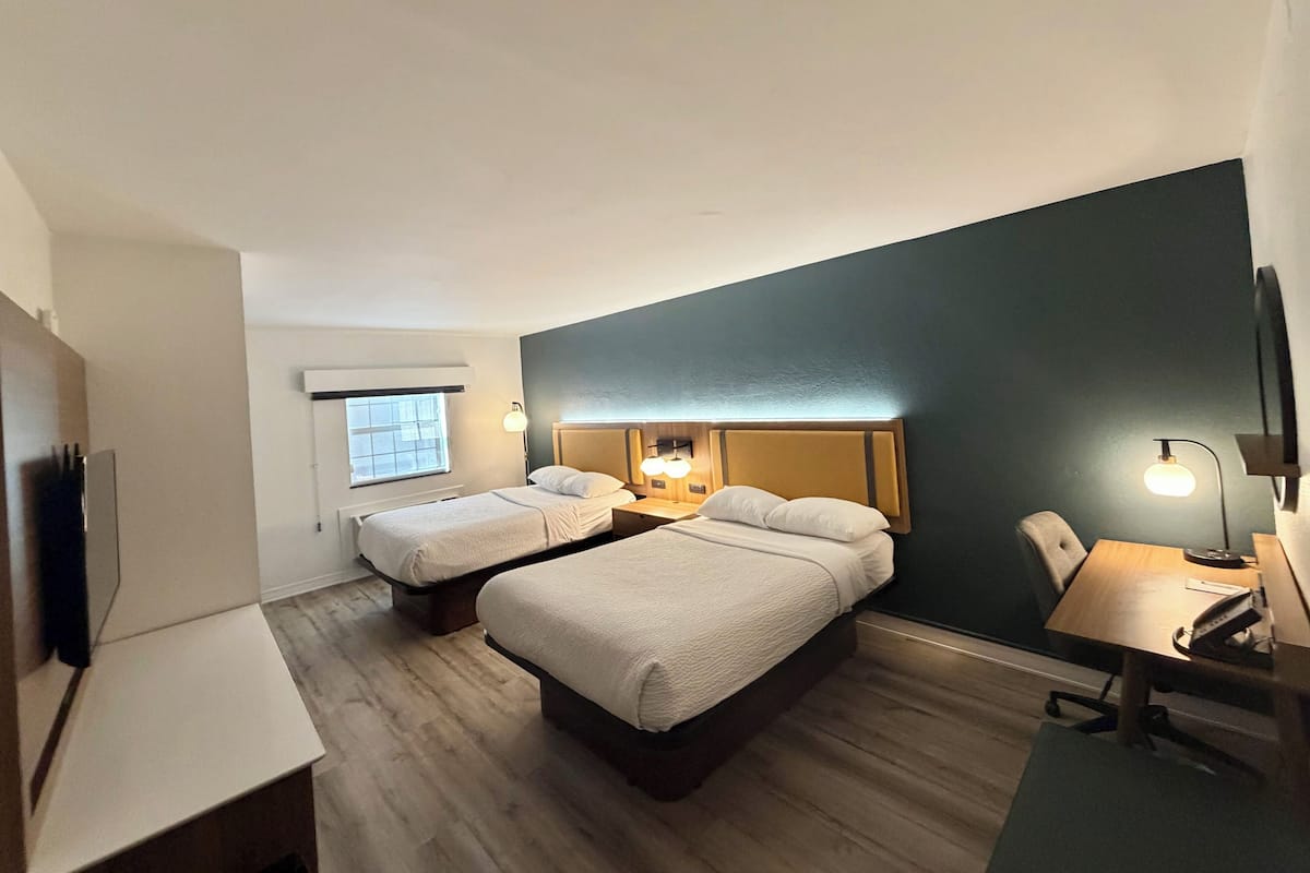 Rom – deluxe, 2 dobbeltsenger, ikke-røyk (Modern) | Sengetøy av topp kvalitet, skrivebord og blendingsgardiner