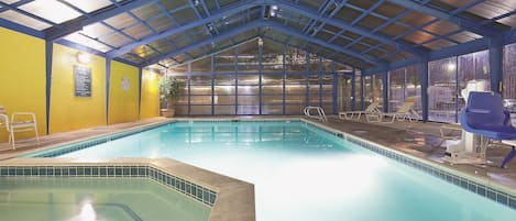 Piscine couverte, accÚs possible de 09 h 00 à 23 h 00, chaises longues