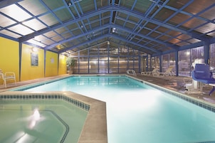 Una piscina cubierta (de 09:00 a 23:00), tumbonas