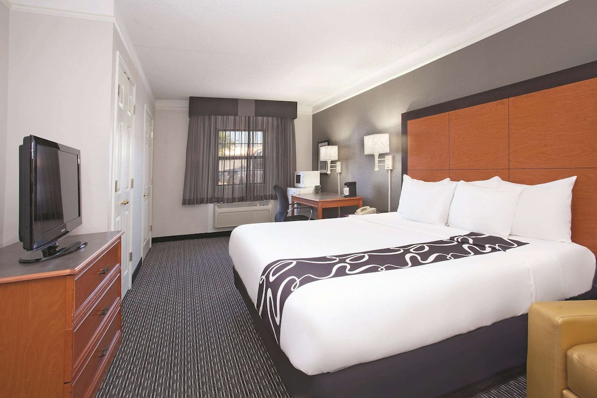 Room, 1 King Bed, Accessible, Non Smoking | Premium bedding, desk, blackout drapes, iron/ironing board