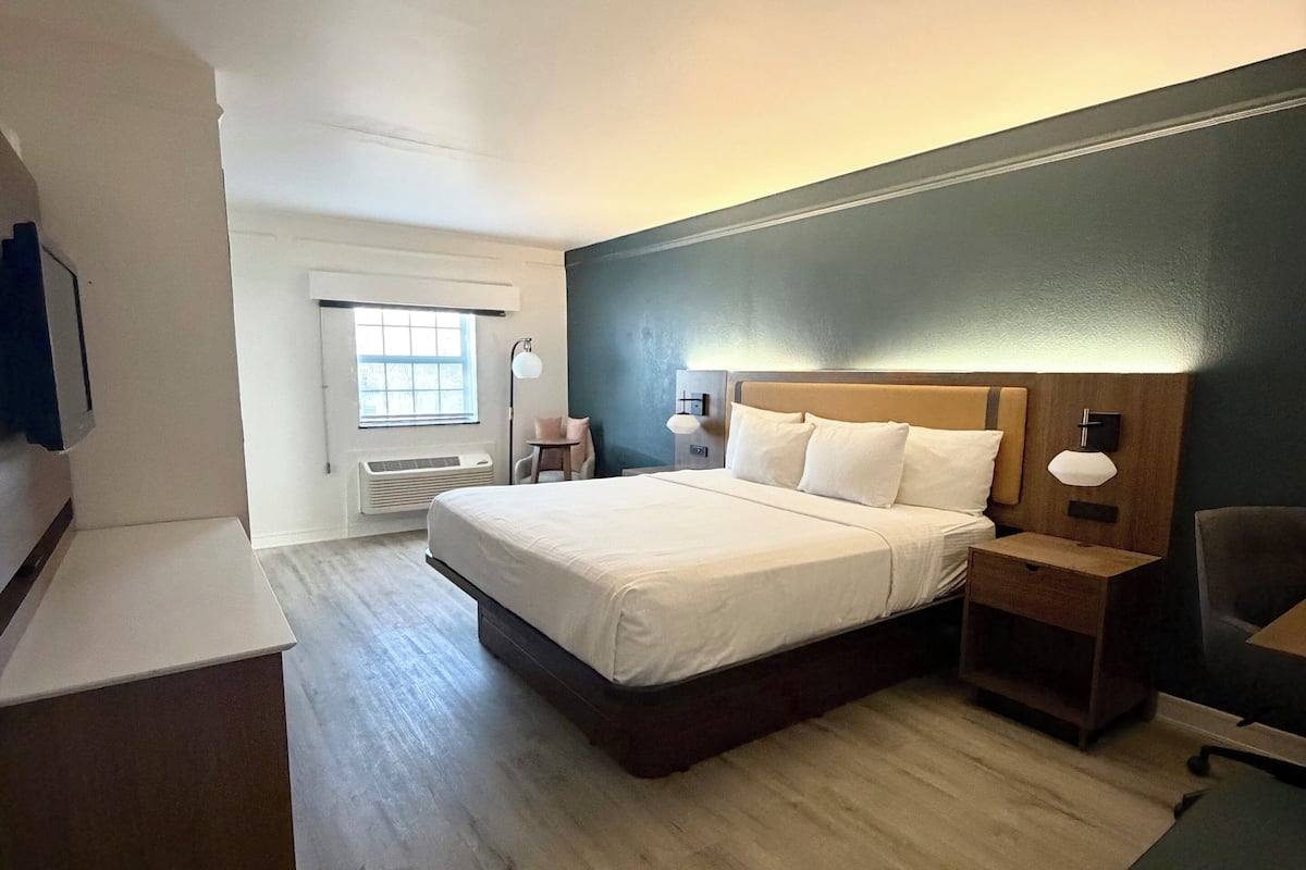 Rom, 1 kingsize-seng, ikke-røyk (Modern) | Sengetøy av topp kvalitet, skrivebord og blendingsgardiner