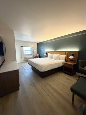 Zimmer, 1 King-Bett, Nichtraucher (Modern) | Hochwertige Bettwaren, Schreibtisch, Verdunkelungsvorhänge