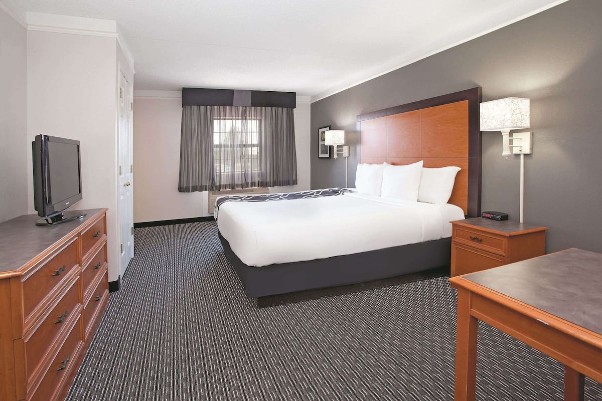 Room, 1 King Bed, Non Smoking | Premium bedding, desk, blackout drapes, iron/ironing board