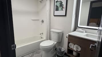 Quarto luxo, 2 camas de casal, para não fumantes (Modern) | Banheiro | Chuveiro/banheira combinados, produtos de toalete biodegradáveis