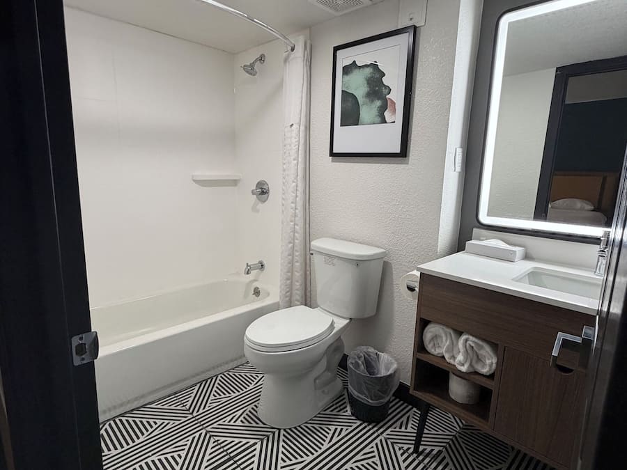 Quarto luxo, 2 camas de casal, para não fumantes (Modern) | Banheiro | Chuveiro/banheira combinados, produtos de toalete biodegradáveis