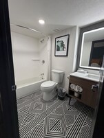 Habitación Deluxe, 2 camas dobles, no fumadores (Modern) | Baño | Ducha y bañera combinadas y artículos de higiene personal ecológicos
