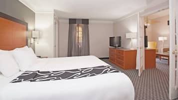 Suite, 1 cama King size, para no fumadores | Ropa de cama de alta calidad, escritorio y cortinas blackout