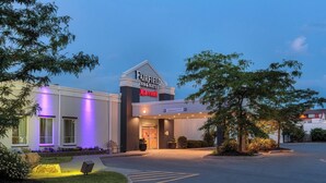 A Fairfield Inn & Suites Marriott hotel with a clear entrance, landscaped garden, and illuminated signage. - Fairfield Inn & Suites by Marriott Belleville (Belleville)