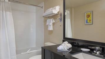 Un baño moderno con ducha, inodoro y lavamanos.
