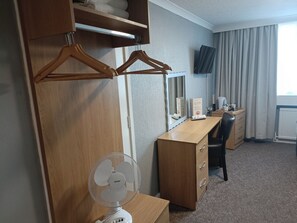 客房內保險箱、書桌、免費無線上網、床單