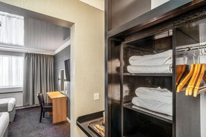 Family Room (2 Adults + 1 Child) | Safe på rommet, skrivebord, wi-fi (inkludert) og sengetøy