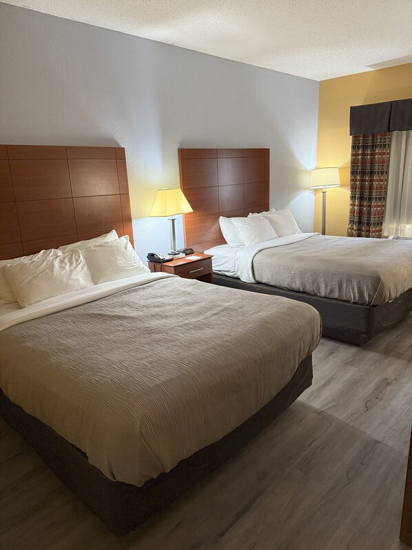 Kamar Standar, 2 Tempat Tidur Queen, Bebas Asap Rokok | Meja kerja, setrika/meja setrika, dan tempat tidur bayi gratis