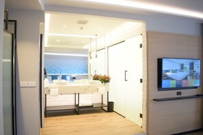 Executive Suite | Bathroom | Shower, rainfall showerhead, free toiletries, hair dryer - Tanoa Plaza Suva (Suva)