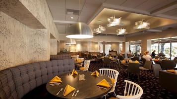 Päivittäinen täysi aamiainen maksusta