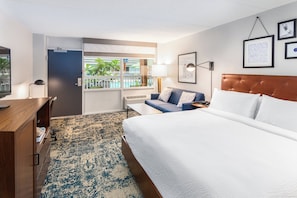 Habitación, 1 cama King size y sofá cama, vista a la alberca (Poolside) | Escritorio, tabla de planchar con plancha y cunas gratuitas