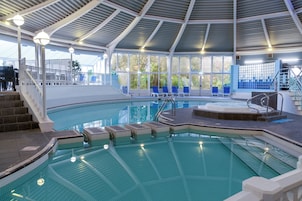 Una piscina cubierta