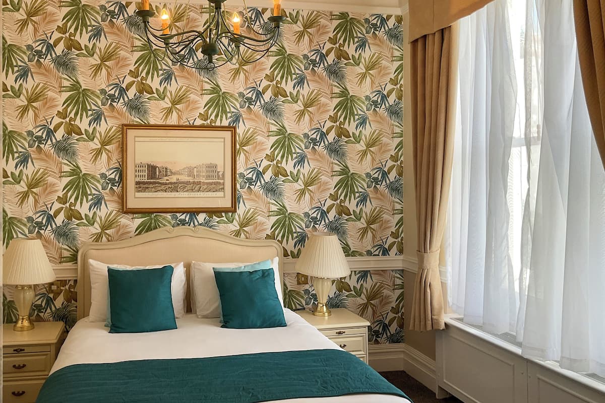 Suite | Desk, iron/ironing board, free WiFi, bed sheets