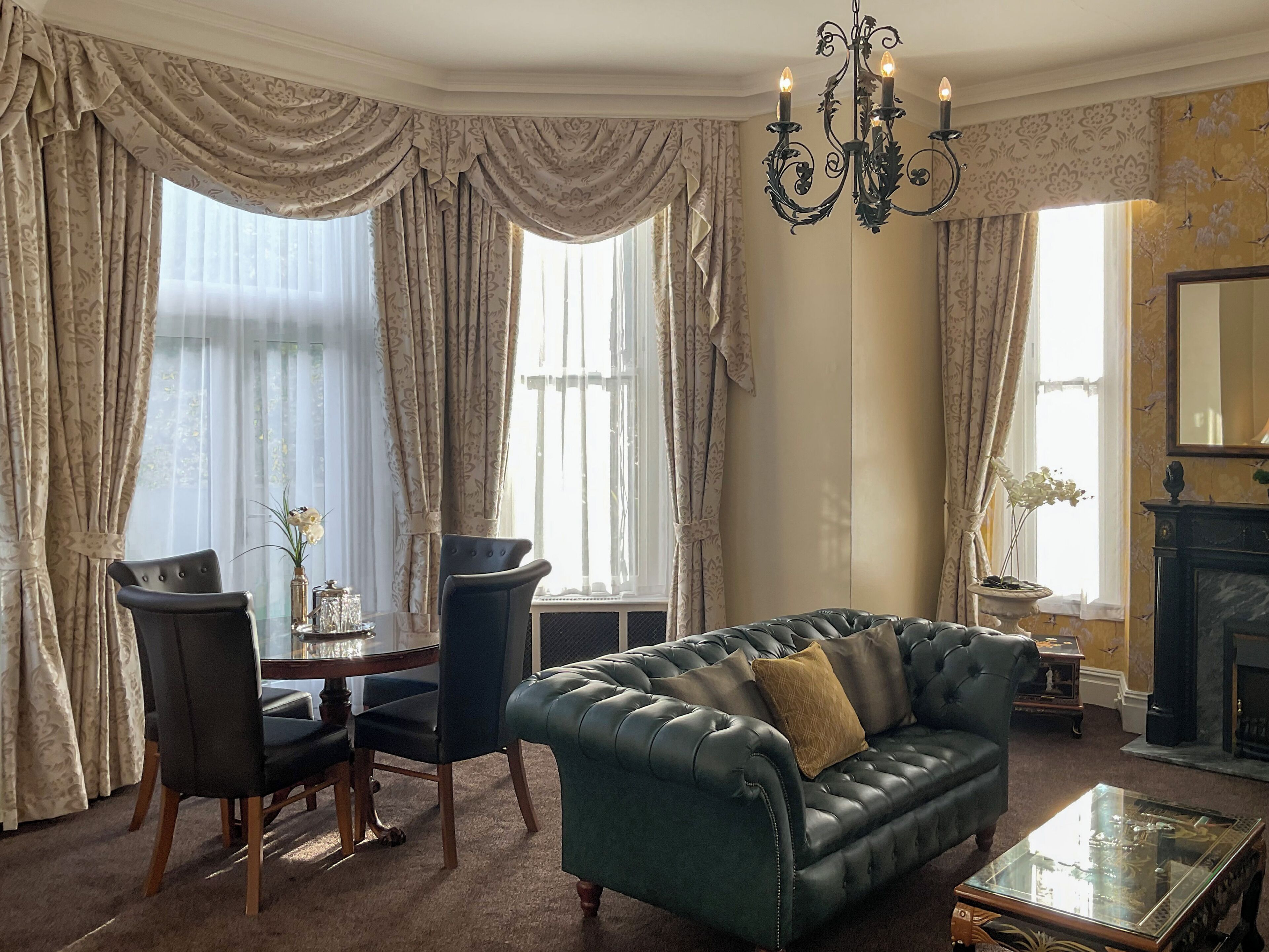 스위트 | 거실 공간 | TV