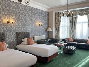 Suite | Skrivebord, strykejern/-brett, wi-fi (inkludert) og sengetøy