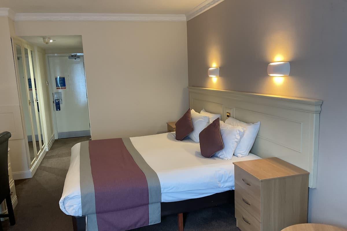 Deluxe Double or Twin Room | Desk, iron/ironing board, free WiFi, bed sheets