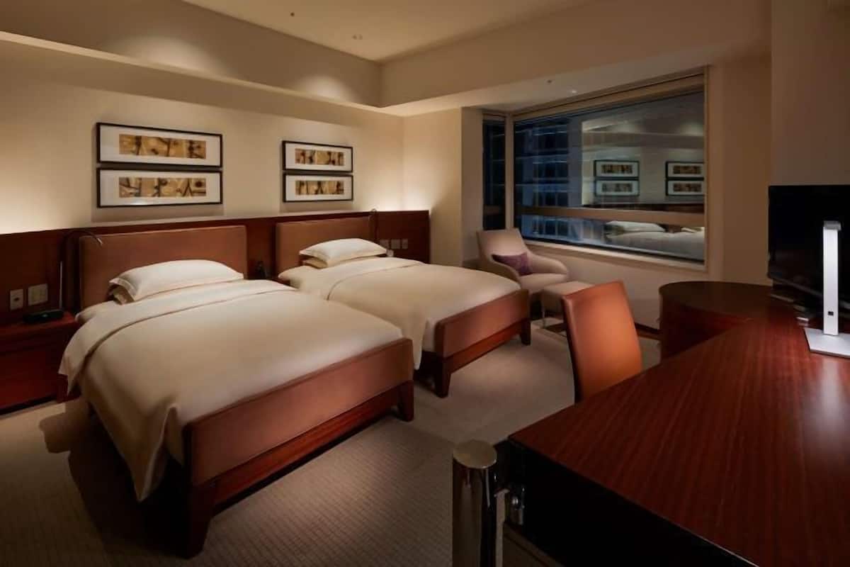 1 bedroom, Frette Italian sheets, premium bedding, down comforters