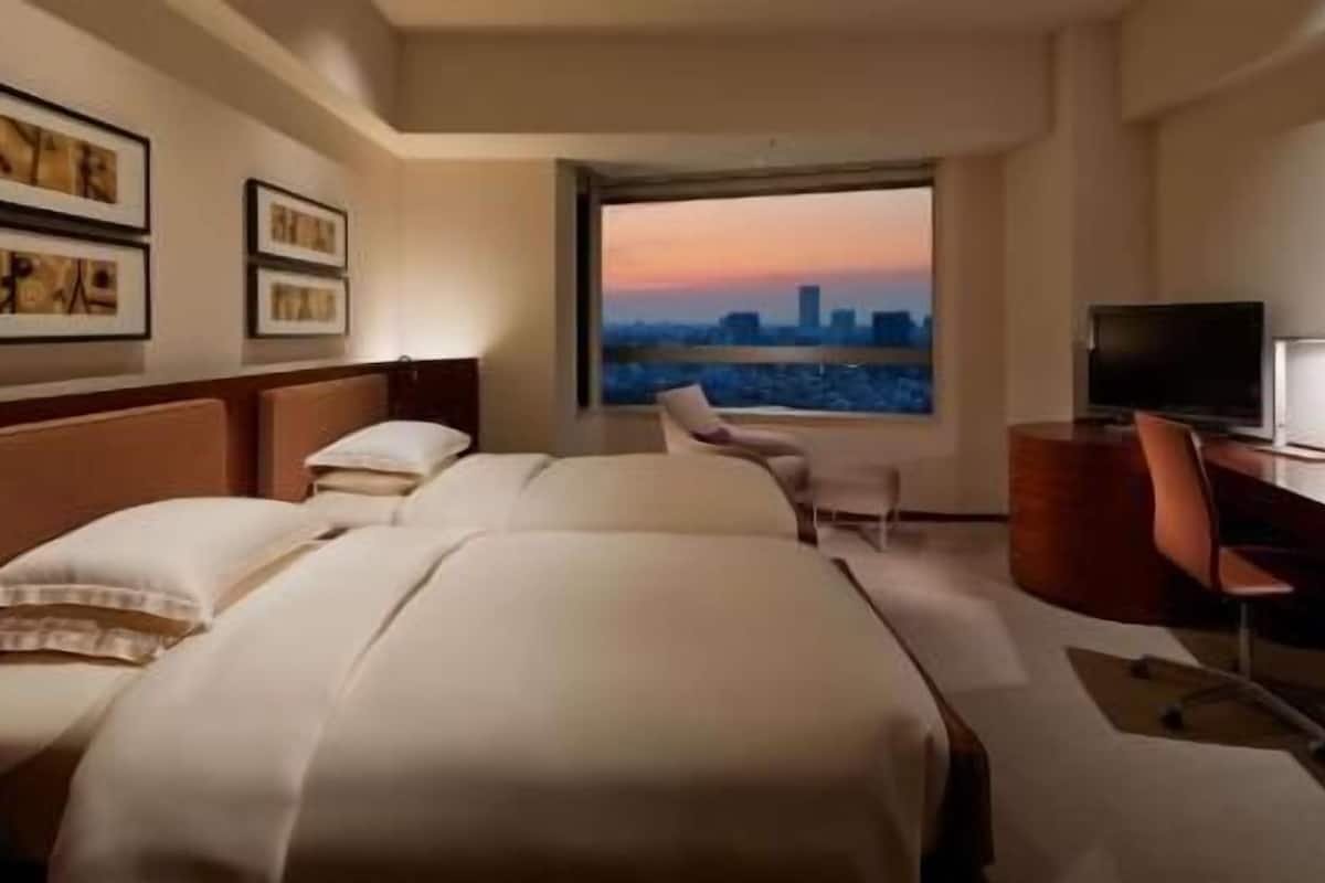 Frette Italian sheets, premium bedding, down comforters, minibar