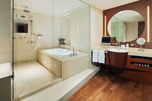 Family Suite, Multiple Beds | Bathroom