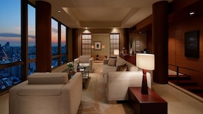 Suite (Ambassador) | Frette Italian sheets, premium bedding, down comforters, pillowtop beds