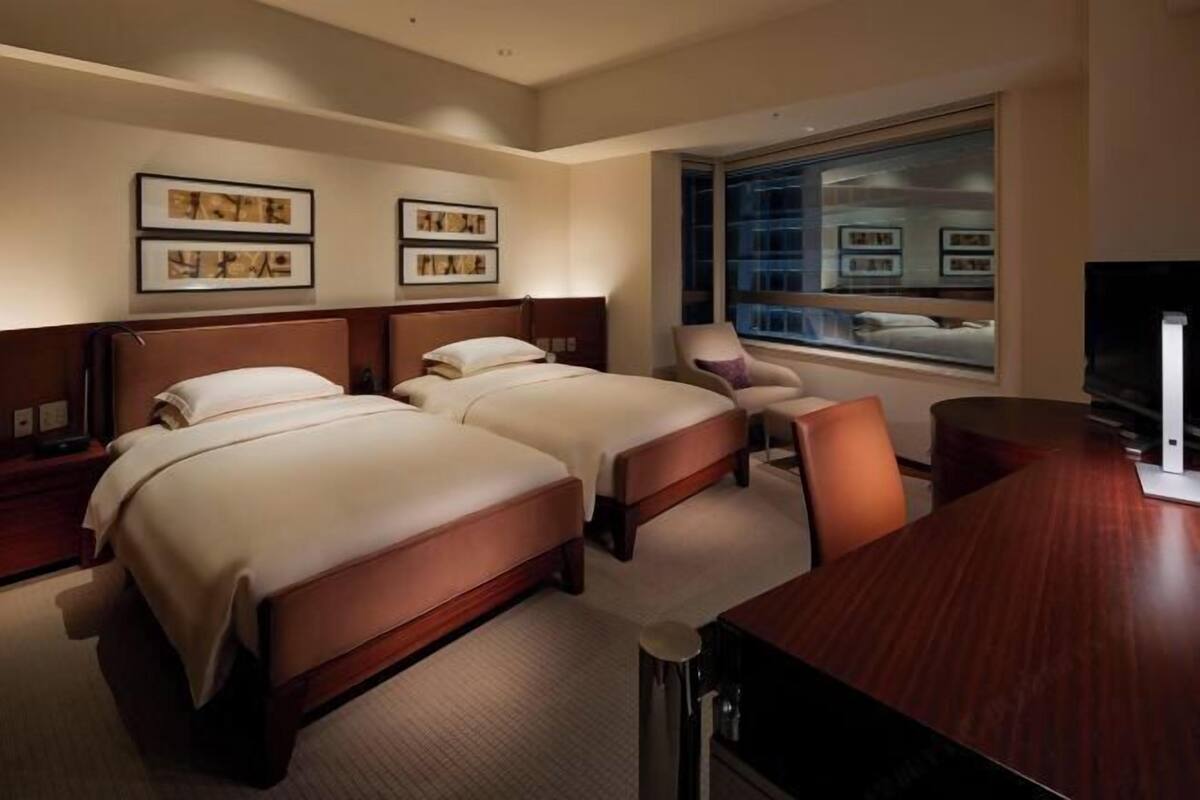 1 bedroom, Frette Italian sheets, premium bedding, down comforters