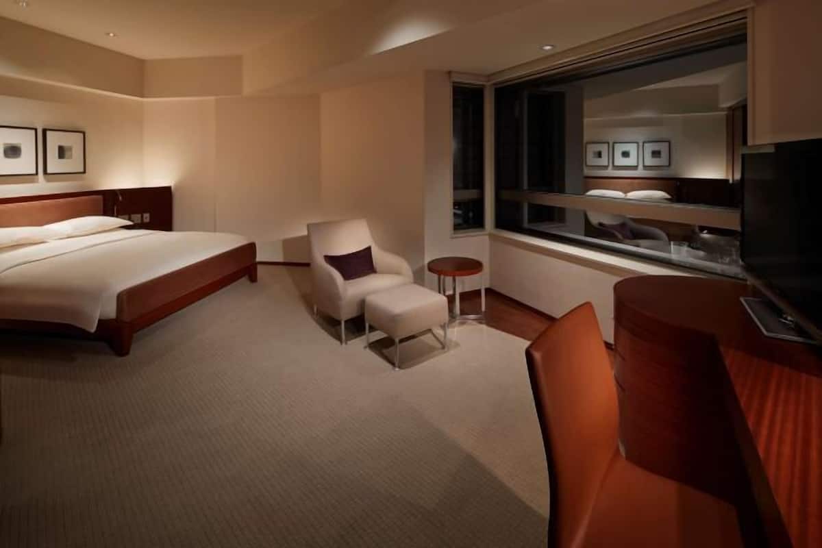 1 bedroom, Frette Italian sheets, premium bedding, down comforters