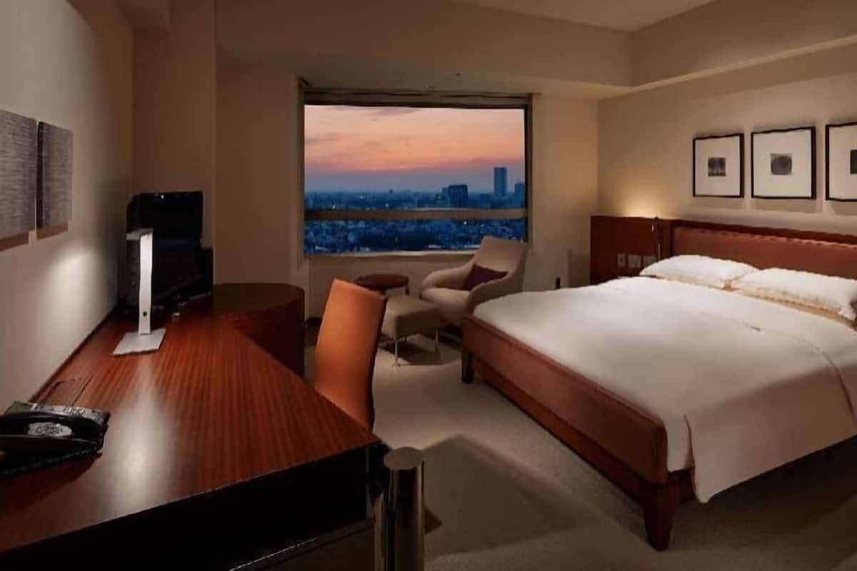 Frette Italian sheets, premium bedding, down comforters, minibar