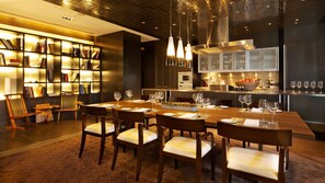 7 restaurants, breakfast served