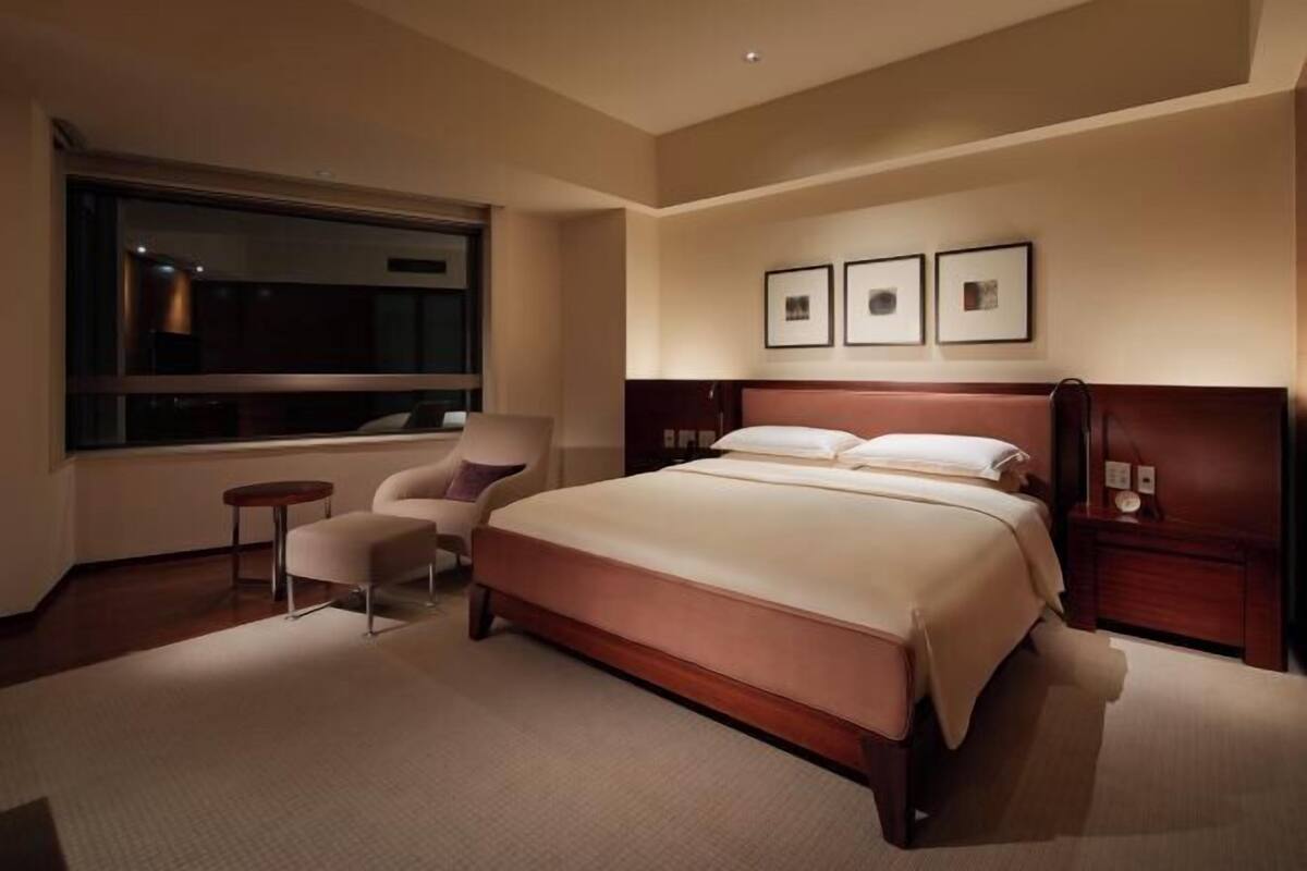 1 bedroom, Frette Italian sheets, premium bedding, down comforters