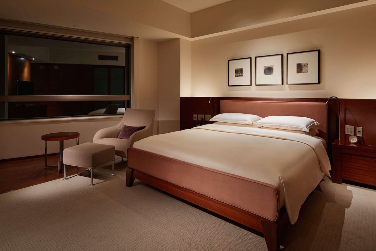 Frette Italian sheets, premium bedding, down comforters, minibar