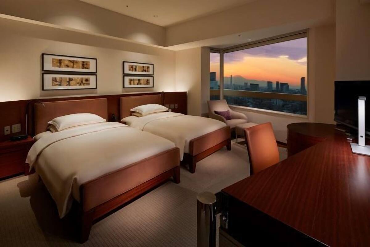 1 bedroom, Frette Italian sheets, premium bedding, down comforters