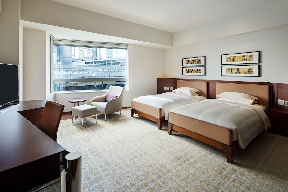 1 bedroom, Frette Italian sheets, premium bedding, down comforters