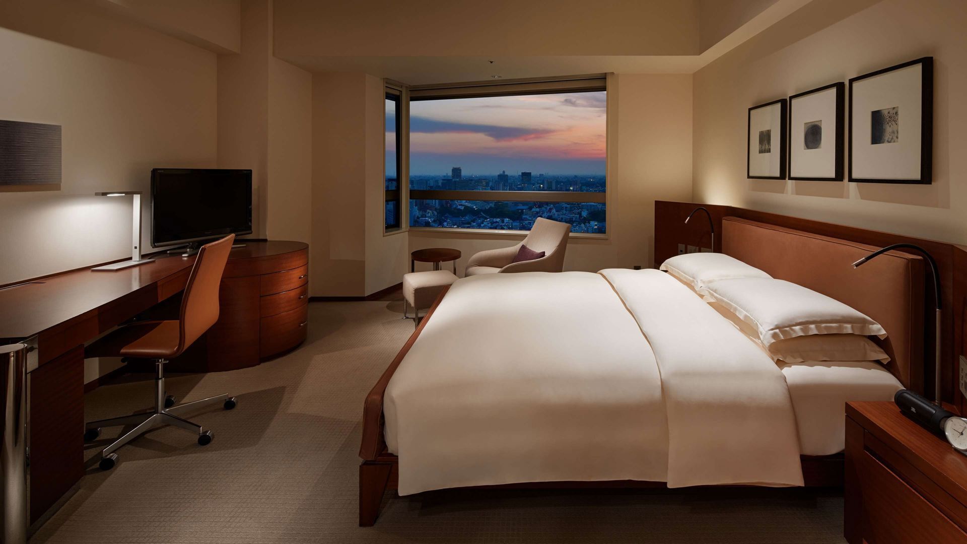 Frette Italian sheets, premium bedding, down comforters, minibar