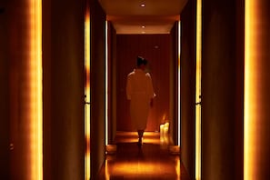Sauna, tina de hidromasaje, tratamientos corporales y hidroterapia