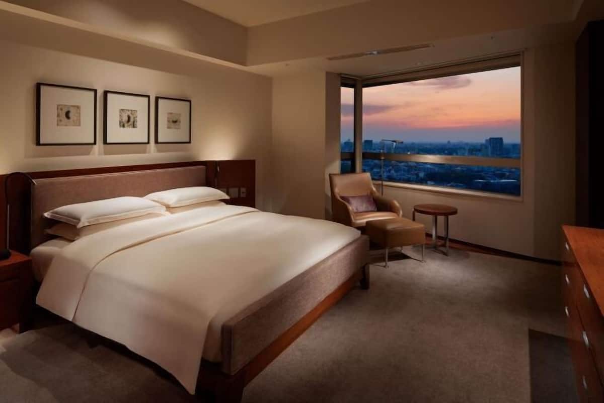 1 bedroom, Frette Italian sheets, premium bedding, down comforters