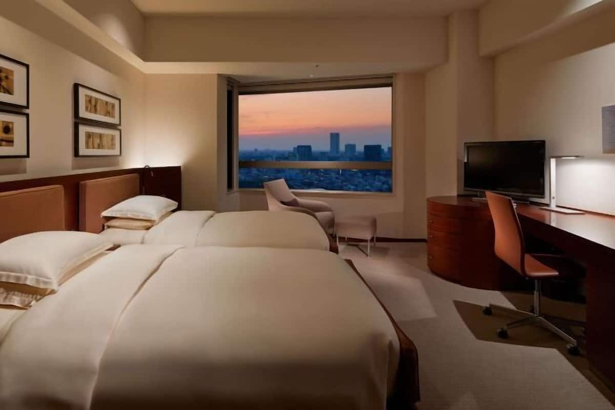 1 bedroom, Frette Italian sheets, premium bedding, down comforters