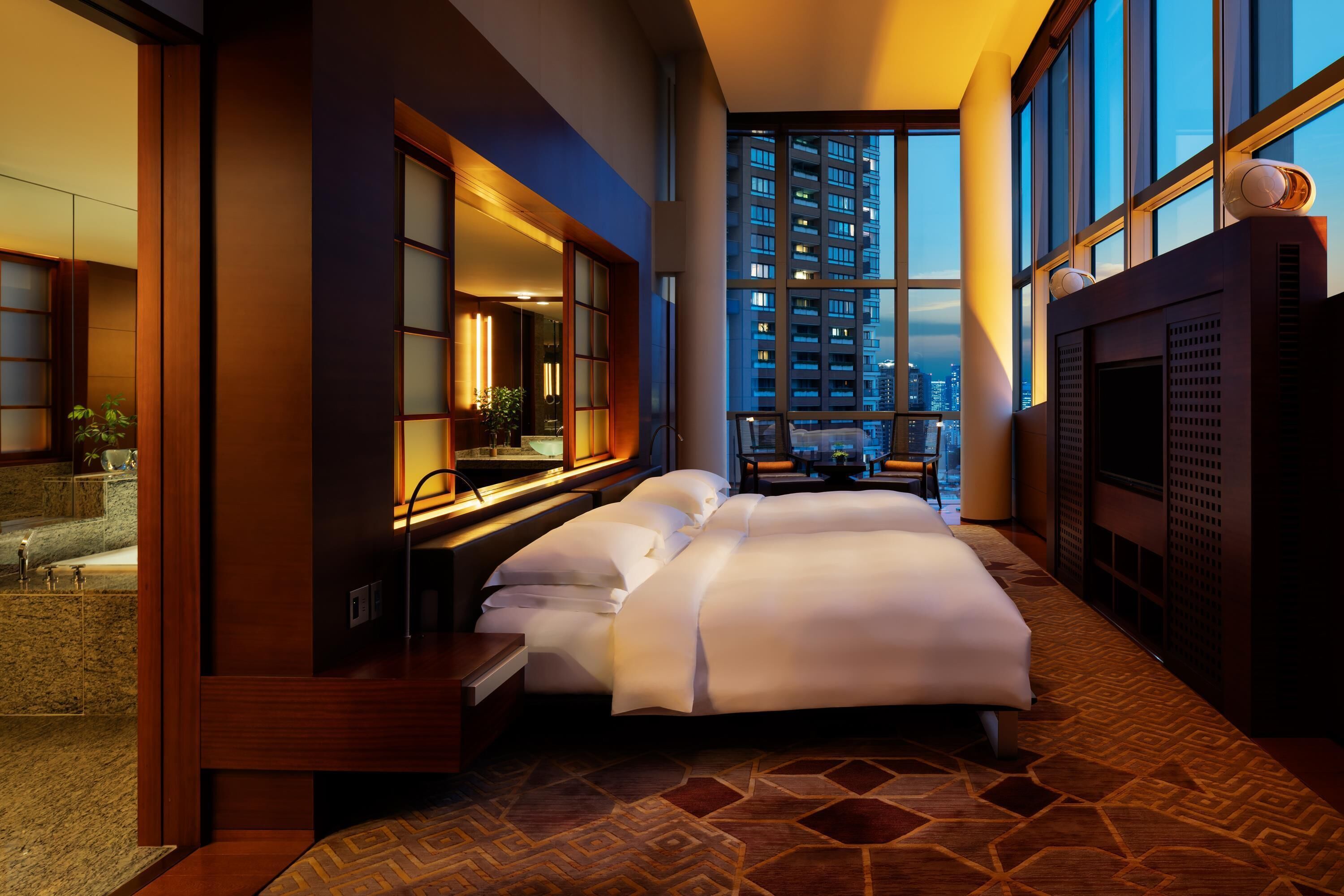 总统套房 | 意大利 Frette 床单、高档床上用品、羽绒被、迷你吧